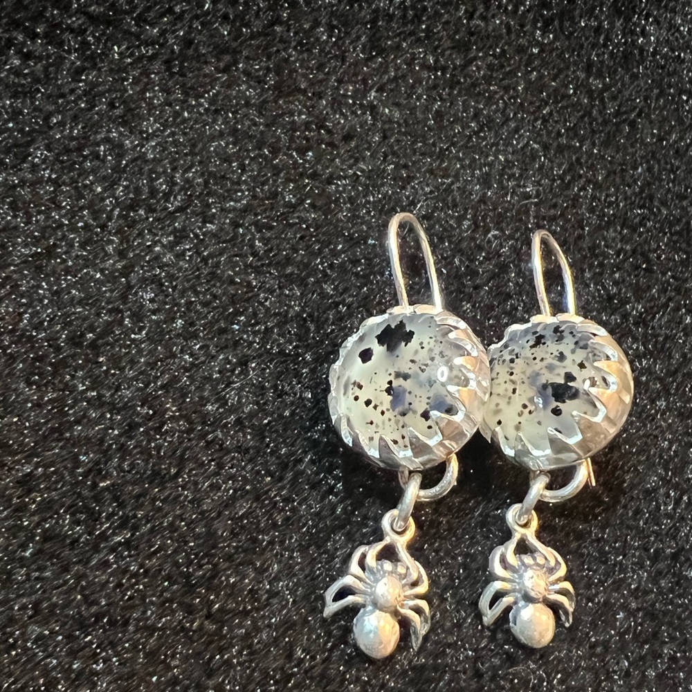 @MetalJems Handmade agate & sterling dangly spider earrings Halloween bling 🕷️
